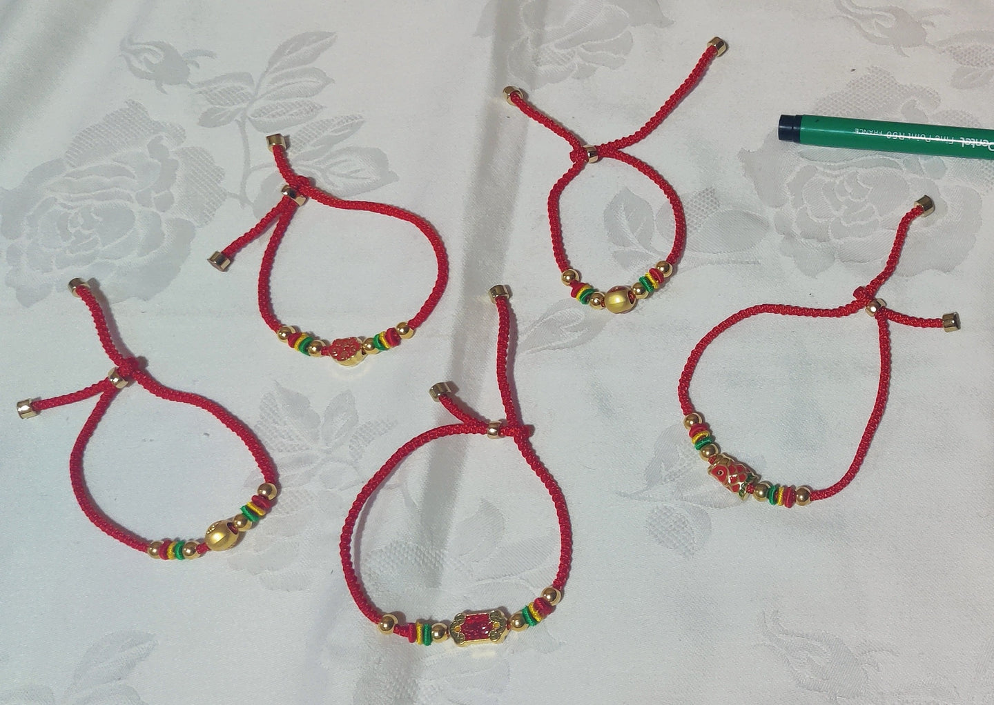 Bracelet fil rouge avec pendentif